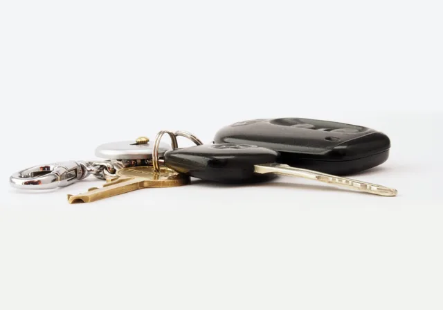 Reference photo of a car key with a metal blade and remote